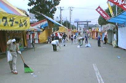 露店の路地を清掃奉仕