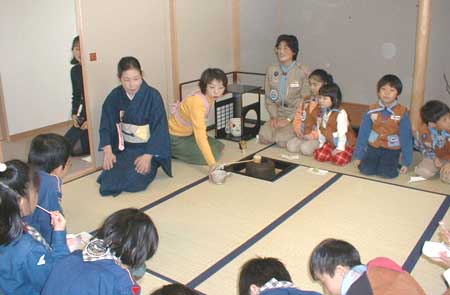 先生の指導でお茶の作法を学びました